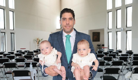  Quique González con sus ahijados Bruno y Franco González.