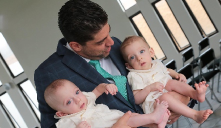  Quique González con sus ahijados Bruno y Franco González.