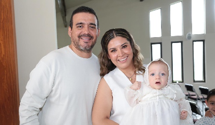  Rogelio Flores y Liz González con su ahijado Bruno González.