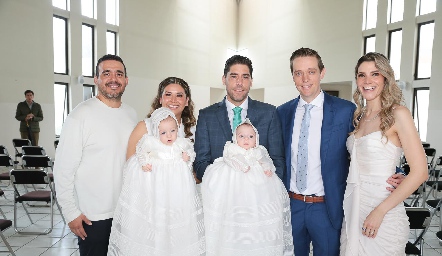  Bruno y Franco con sus papás y padrinos Rogelio Flores, Liz González, Quique González, José Carlos González e Ingrid Nito.