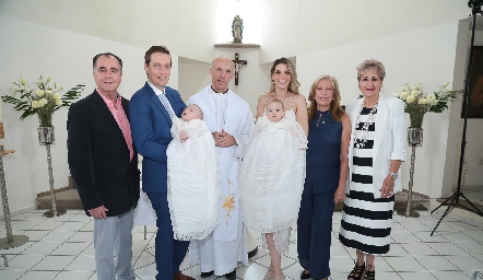  Franco y Bruno González con sus abuelos y papás.