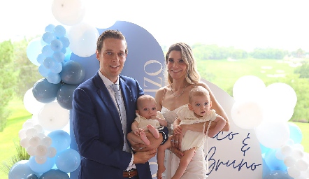  José Carlos González e Ingrid Nito con sus hijos Franco y Bruno.
