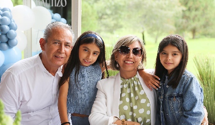  Felipe González, Paula Flores, Jimena Flores y Laura Origel.