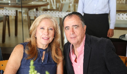  Beatriz Díaz Infante y Enrique González, abuelos de los gemelos Franco y Bruno.