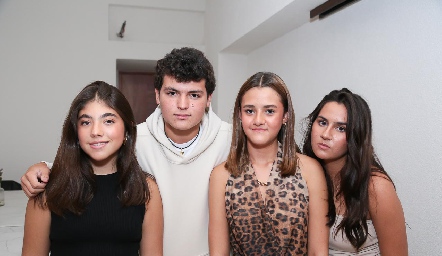  Paulina Acebo, Fidel Andrade, Vale Fernández y Valentina Aguilar.