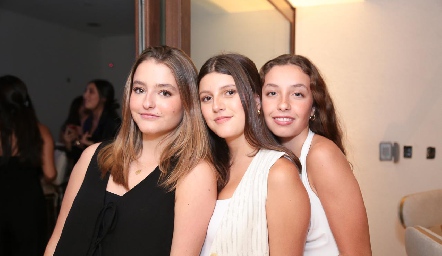  Marina Galán, Manuela Zambrano y Carlota Fernández.