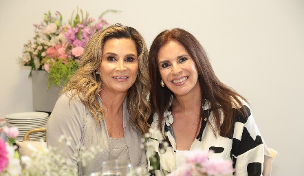  Bertha Barragán y Amanda Bravo.