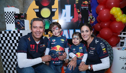  Alejandro Mejía y Mariana González con sus hijos Alejandro y Ana Lucía.