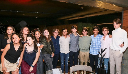  Diego Carreras celebrando su cumple con sus mejores amigas y amigos.
