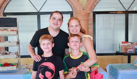  Eduardo Gouyonnet y Elisa Vilet con sus hijos Alejandro y Eduardo.