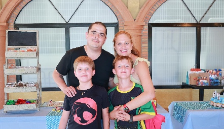  Eduardo Gouyonnet y Elisa Vilet con sus hijos Alejandro y Eduardo.