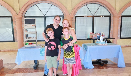  Eduardo Gouyonnet y Elisa Vilet con sus hijos Alejandro y Eduardo.