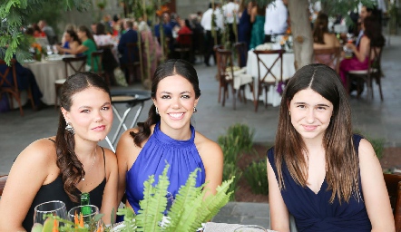  Ana Isa Martínez, Montse Martínez y Ariana Armengol.