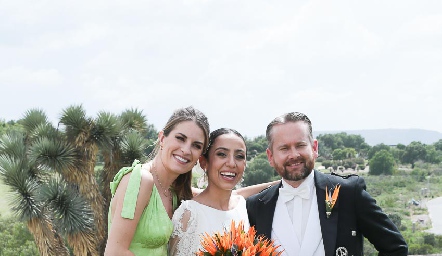  Paulette Lozano, Lorena Lozano y Thomas Dodds.