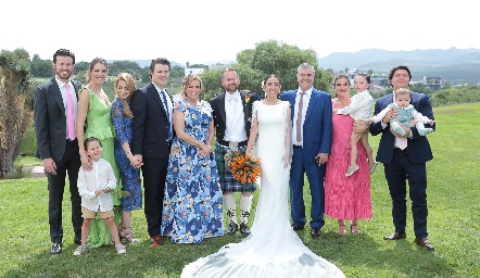 Los novios con la familia Lozano del Bosque.