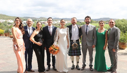 Los novios con la familia Rangel Fernández.