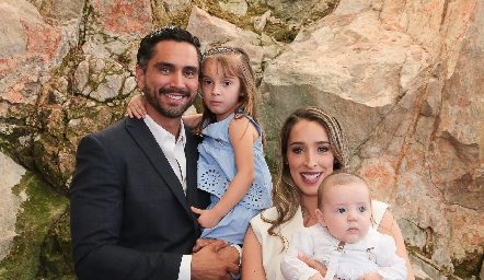  Gerardo González y María José Ascanio con sus hijos María Inés y José Julián.