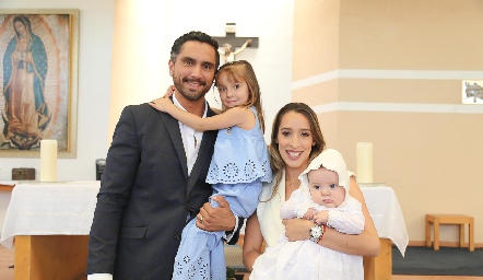  Gerardo González y María José Ascanio con sus hijos María Inés y José Julián.