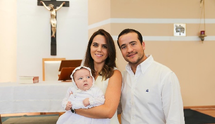  Jimena Colunga y Juan Pablo Aranda con su ahijado José Julián González.