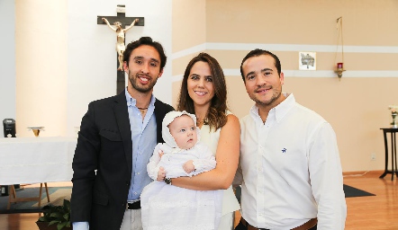  José Ascanio, Jimena Colunga y Juan Pablo Aranda con su ahijado José Julián González.