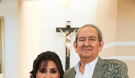  Paulina Ahumara y Gerardo González con su nieto José Julián.