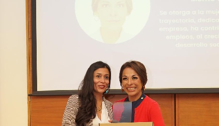  Margarita Mendiola recibió el de Mérito Empresarial.