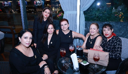  Adriana Díaz, Ivette Larrea, Mónica Rivera, Mariel Mora, Adriana Aragón y Laura Medina.