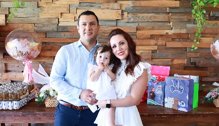  Héctor Díaz de León y Paulina Alejandre junto a su hija Mía.