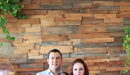  Héctor Díaz de León y Paulina Alejandre junto a su hija Mía.