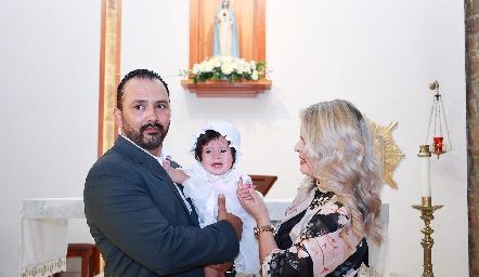  Yuny la Puente y Alejandro Rueda junto a su ahijada Mía.