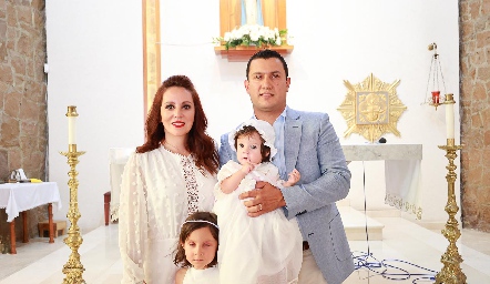  Héctor Díaz de León y Paulina Alejandre junto a sus hijas Mía y Domenica.