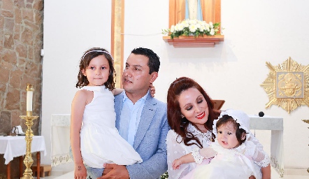  Héctor Díaz de León y Paulina Alejandre junto a sus hijas Mía y Domenica.