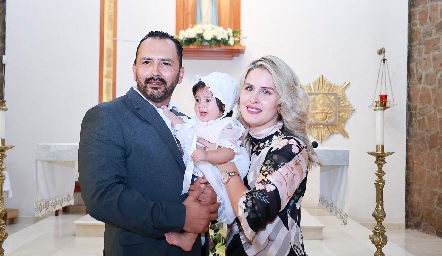  Yuny Lapuente y Alejandro Rueda junto a su ahijada Mía.