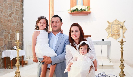  Héctor Díaz de León y Paulina Alejandre junto a sus hijas Mía y Domenica.