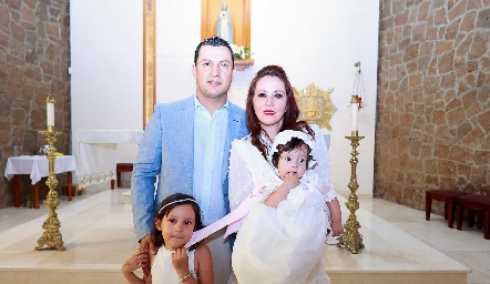  Héctor Díaz de León y Paulina Alejandre junto a sus hijas Mía y Domenica.