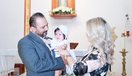  Yuny Lapuente y Alejandro Rueda junto a su ahijada Mía.