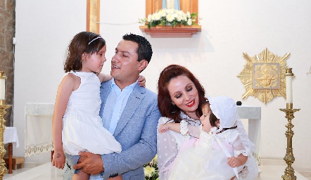  Héctor Díaz de León y Paulina Alejandre junto a sus hijas Mía y Domenica.