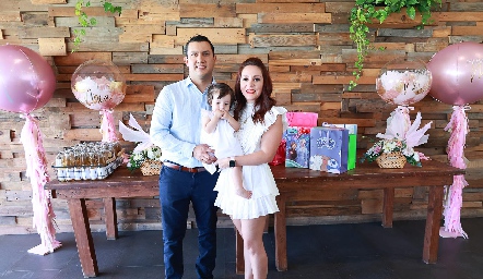  Héctor Díaz de León y Paulina Alejandre junto a su hija Mía.