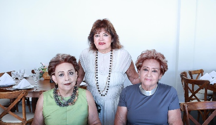 María Teresa Segovia de Alejandre, Chachis de Martínez Castro y Linda Segovia.