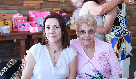  Laura Medellín y Estele Alejandre.