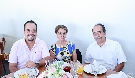  Armando Díaz de León Jr., Alma Rosa Palomares y Armando Díaz de León.