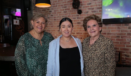  Aurora García, Aurora Martínez y  Maco Guerra.