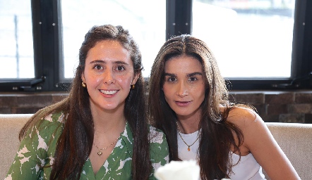  Valeria Villarreal y Gemma Loredo.