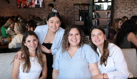  Isabel Álvarez, Aurora Martínez, Sofía Cárdenas y Gabriela González.