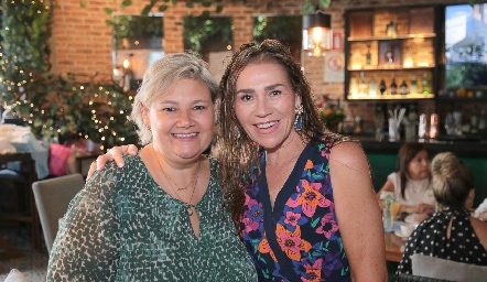  Aurora García y Krista Alvarado.