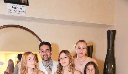  José Luis Regil, Jill, Valentina, Roxana y Jill Regil.