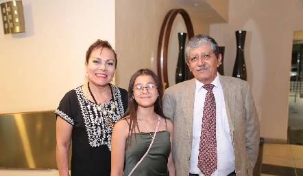  María Elena Hernández, Jill y Jesús Regil.