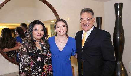  Carmen de Salinas, Ana Cecilia y Elías Salinas.