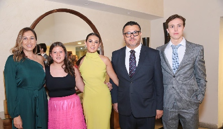  Elizabeth López, Michelle Armendáriz, Montse Armendáriz, Mauricio y Mauricio Armendáriz.