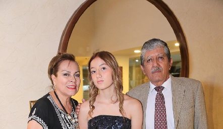  María Elena Hernández, Roxana y Jesús Regil.